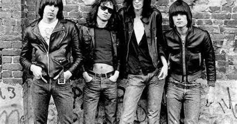 Blitzkrieg Bop: 이 곡은 거친 기타 리프와 반란적인 가사로 얼룩진 펑크록의 황금기를 대표한다.